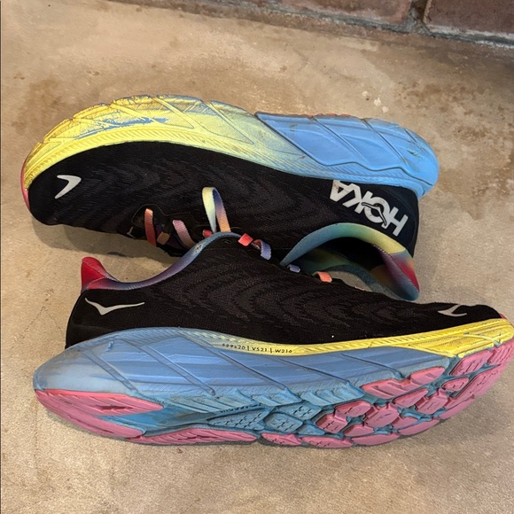 Hoka one one Arahi 6 women’s size 7B black with rainbow details - Picture 2 of 11
